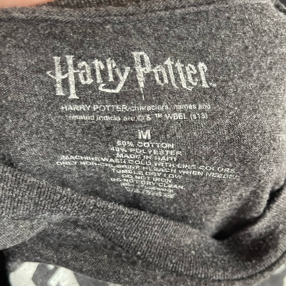 Harry Potter Crewneck Pullover Short Sleeve Hogwarts School of Witchcraft - Picture 2 of 2